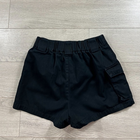 Aritzia TNA Black Cargo 3" Shorts - Picture 3 of 12